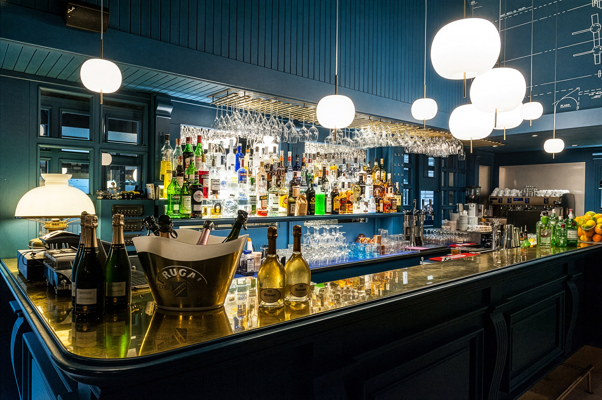 Bar with Kushi Suspension lamp — Marpione Burger & Bar, Genova — KDLN