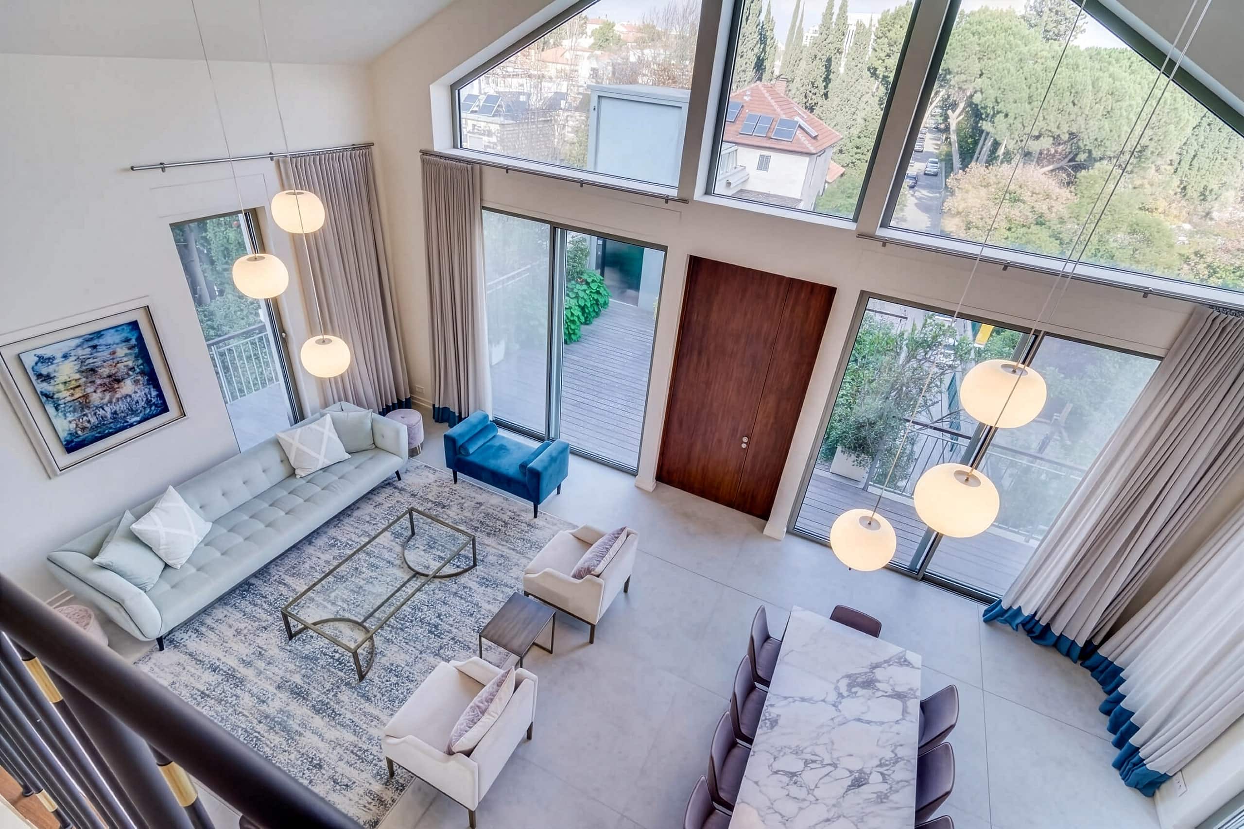 Soggiorno con lampada Kushi Suspension — Private House, Gerusalemme — KDLN