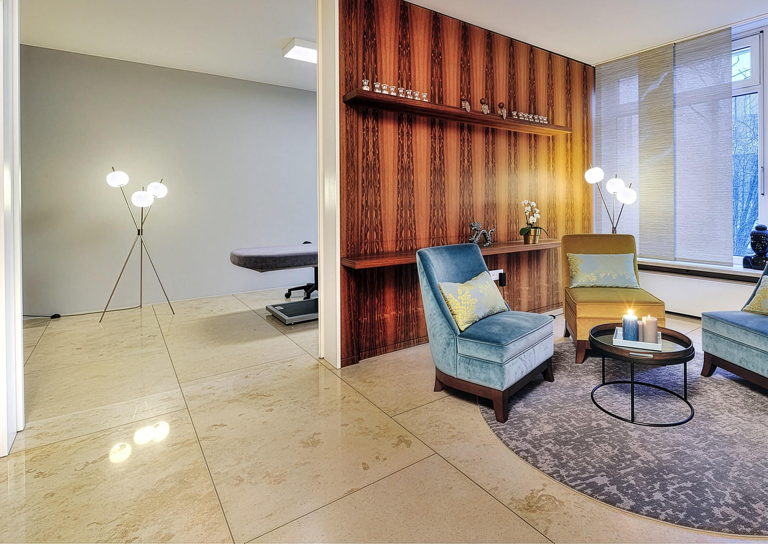 Studio medico con lampada Kushi Floor — Tcm Praxis, Ingolstadt — KDLN