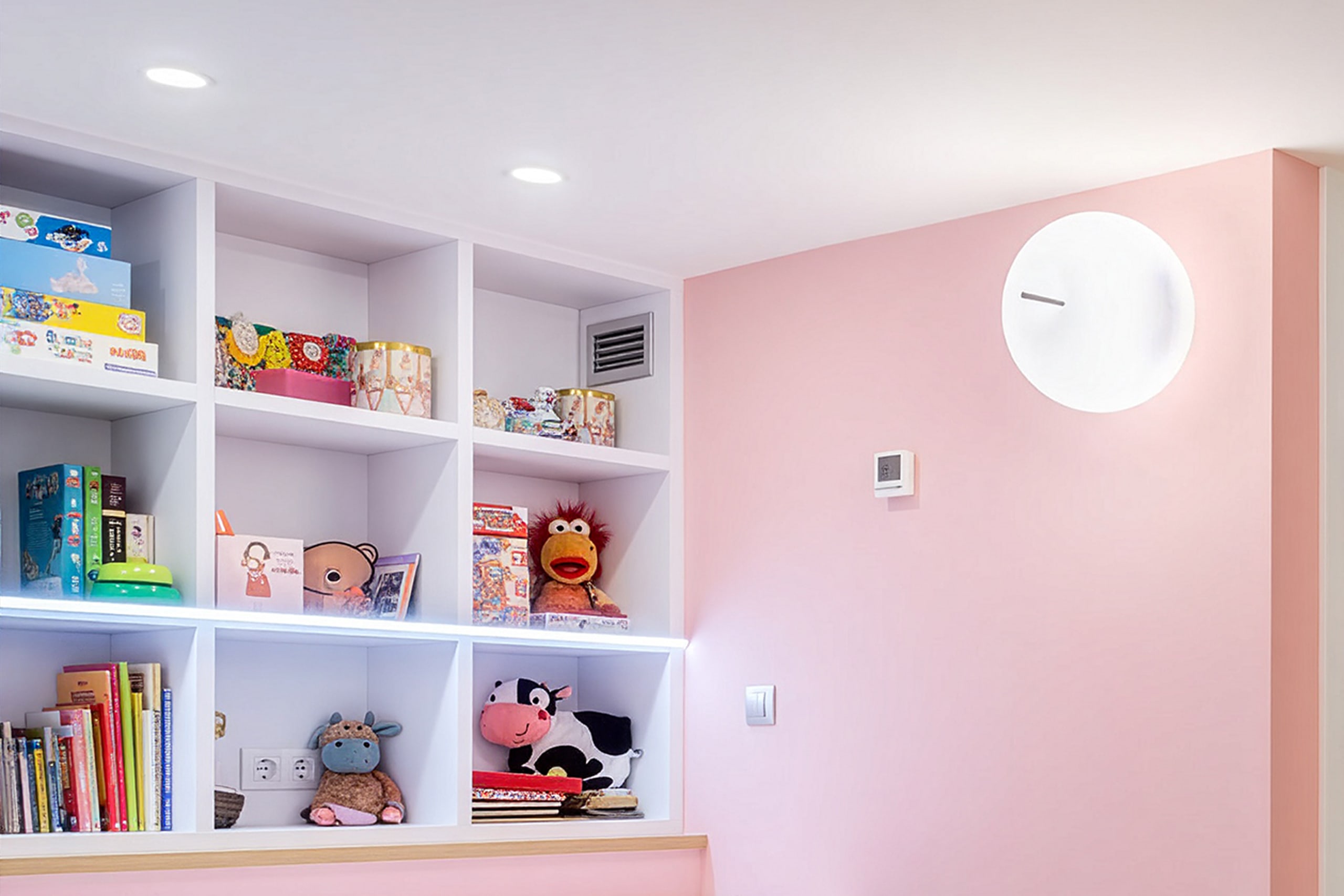 Camera da letto con lampada Kushi Ceiling — Private House, Bilbao — KDLN