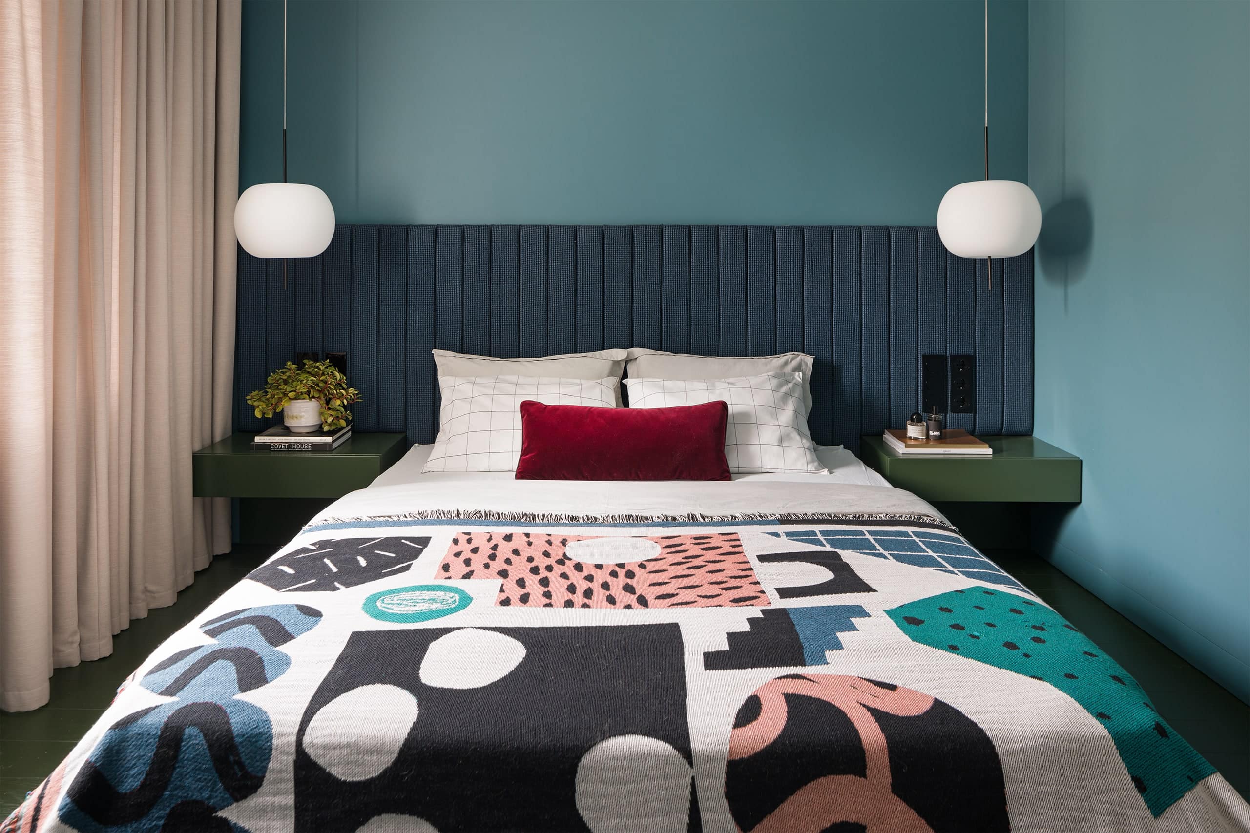 Camera da letto con lampada Kushi Suspension — Private House, Kiev — KDLN