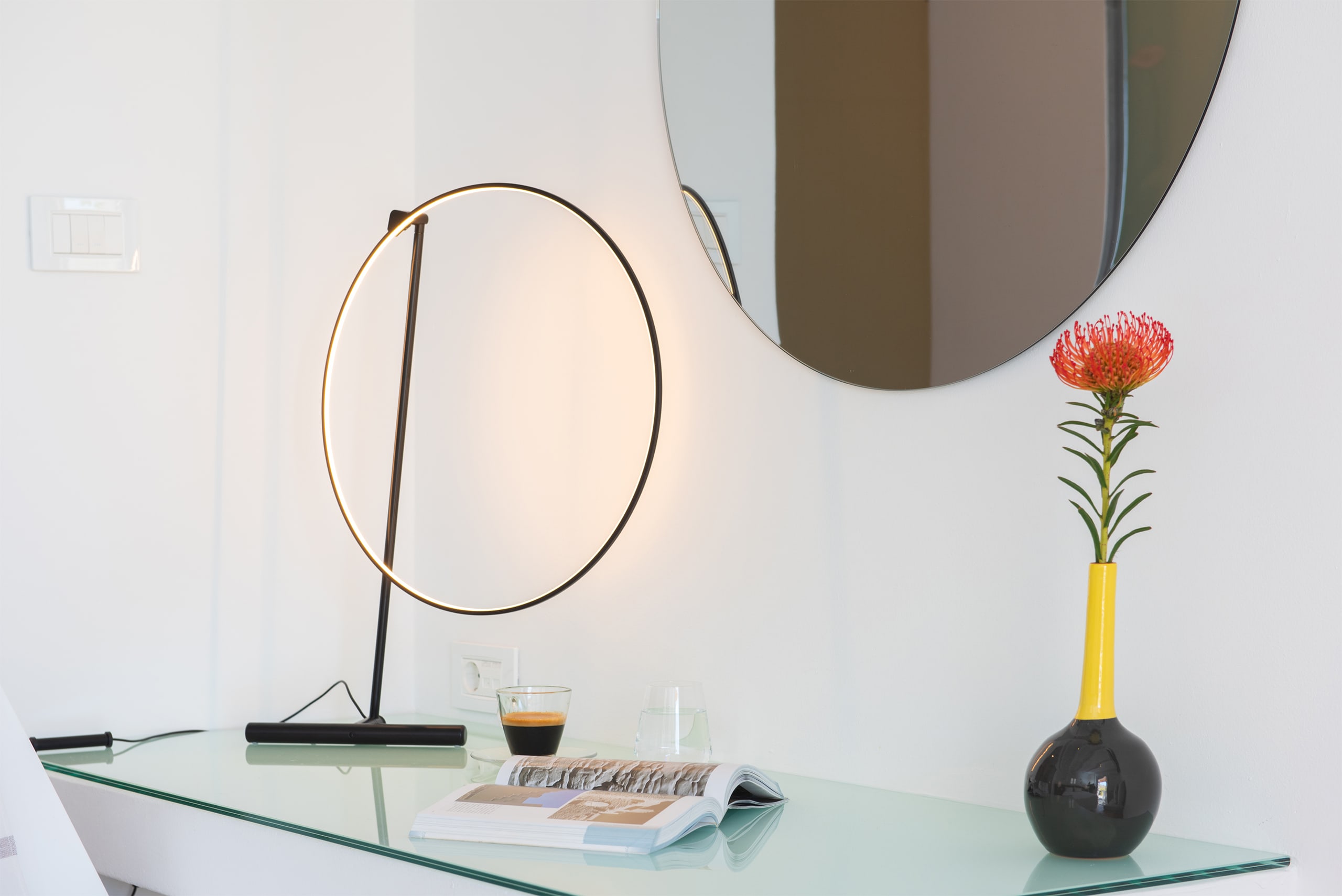 Camera hotel con lampada Poise — Sifnos Elements Hotel, Grecia — KDLN