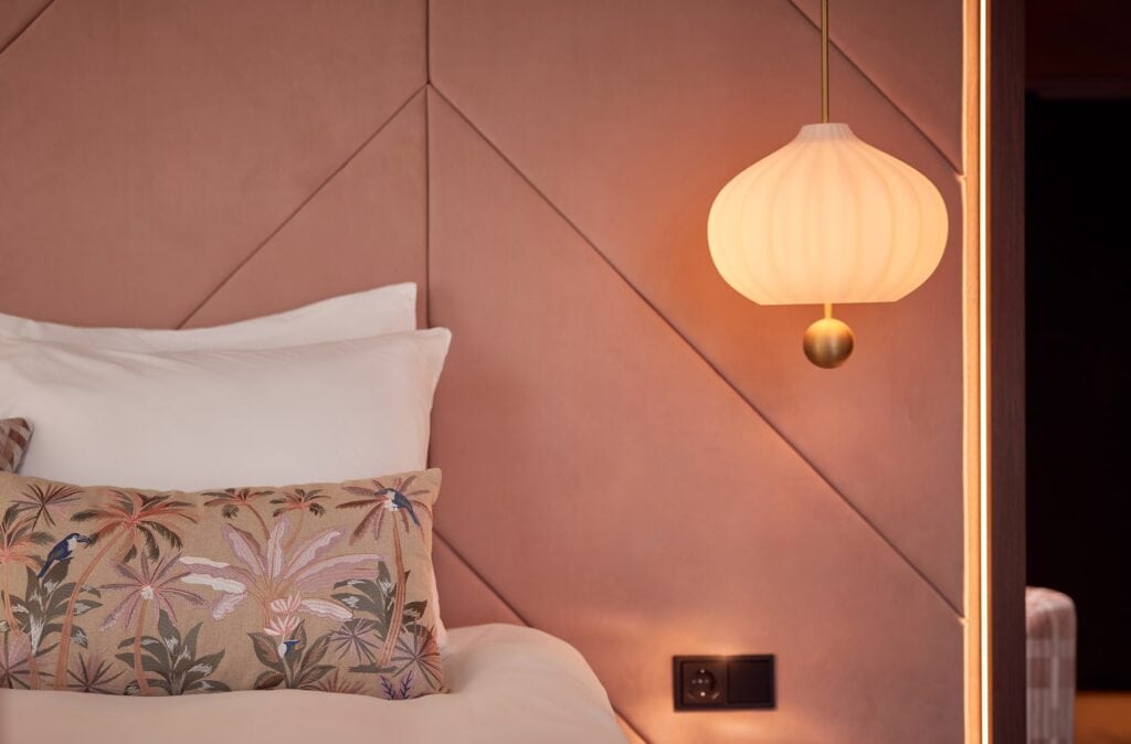 Camera hotel con lampada Lilli — Van der Valk Hotel, Paesi Bassi — KDLN