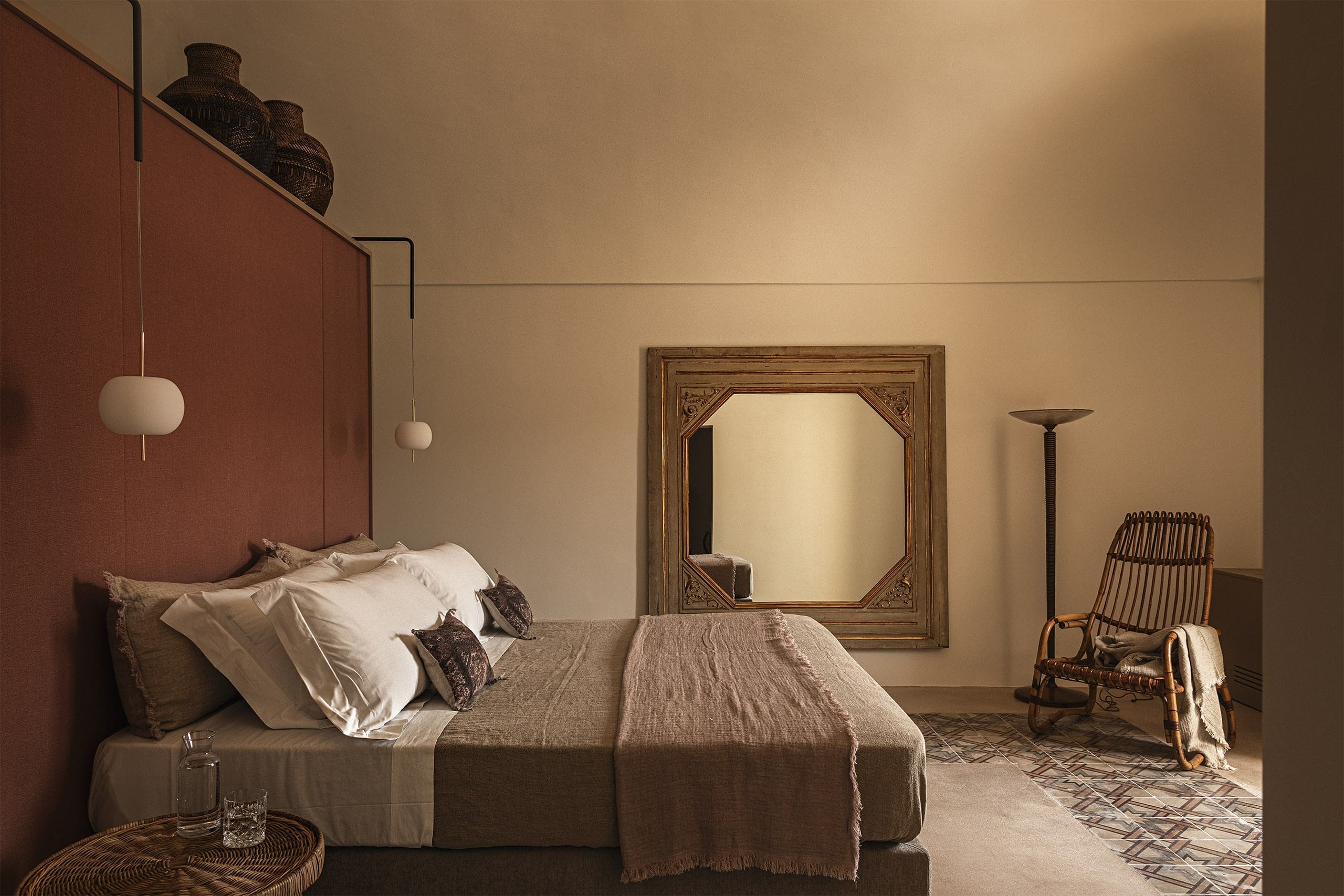 Boutique hotel suite with Kushi Suspension Lamp — Dimora Santagatha, Noto — KDLN