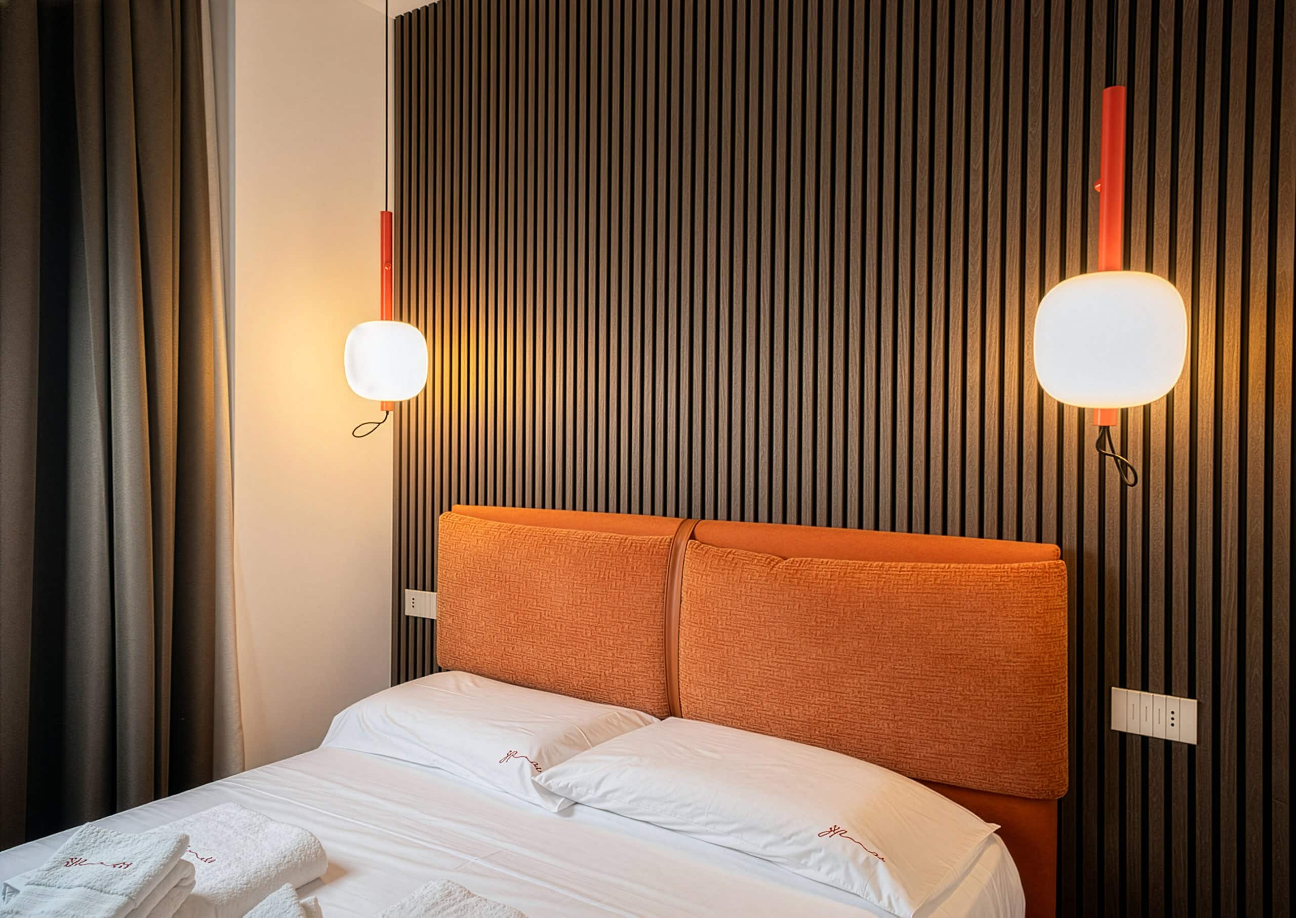 Camera boutique hotel con lampada Motus — Ypnos Rest Art, Napoli — KDLN