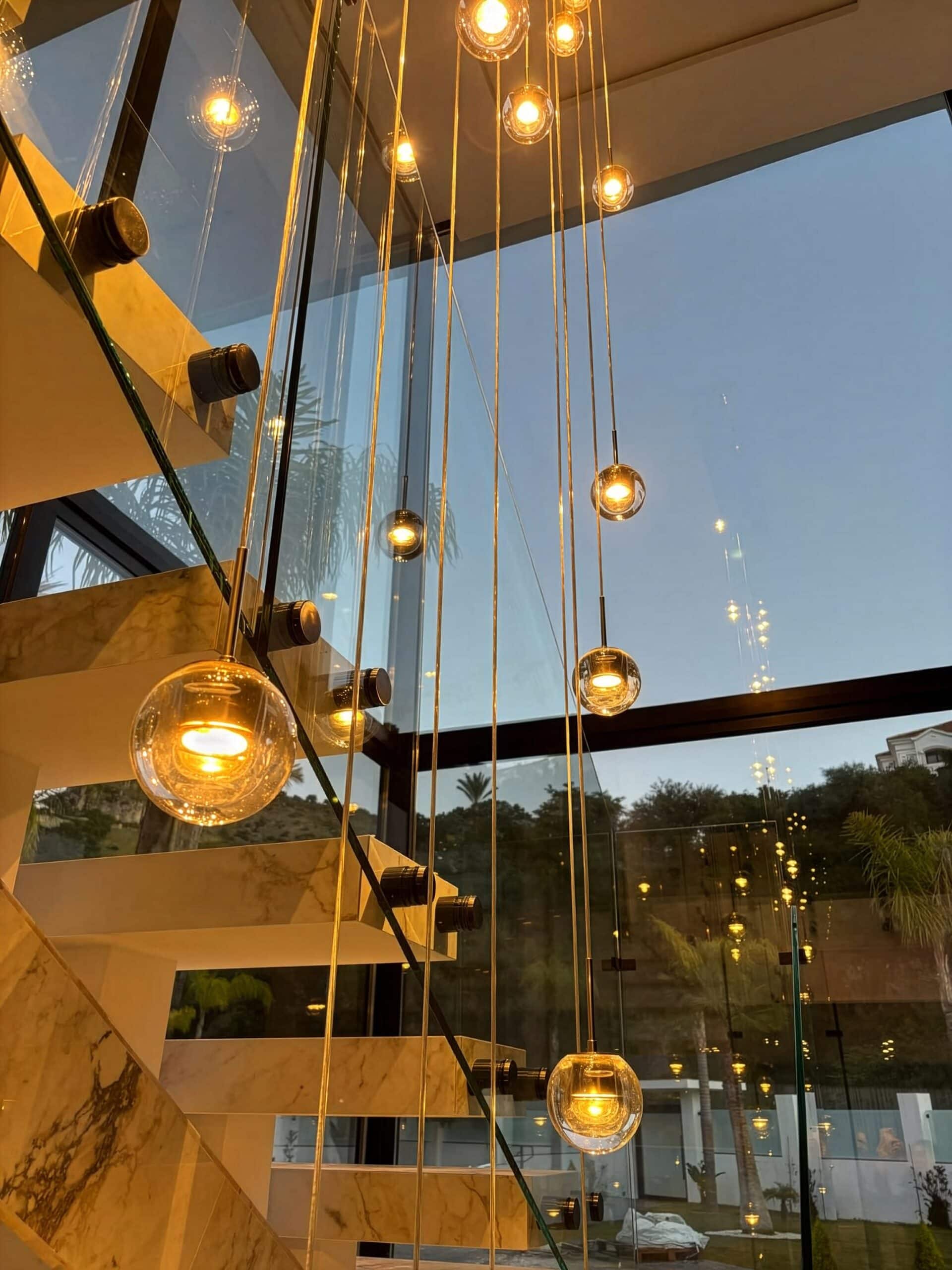 Atrio con lampada Dew — Private House, Marbella — KDLN