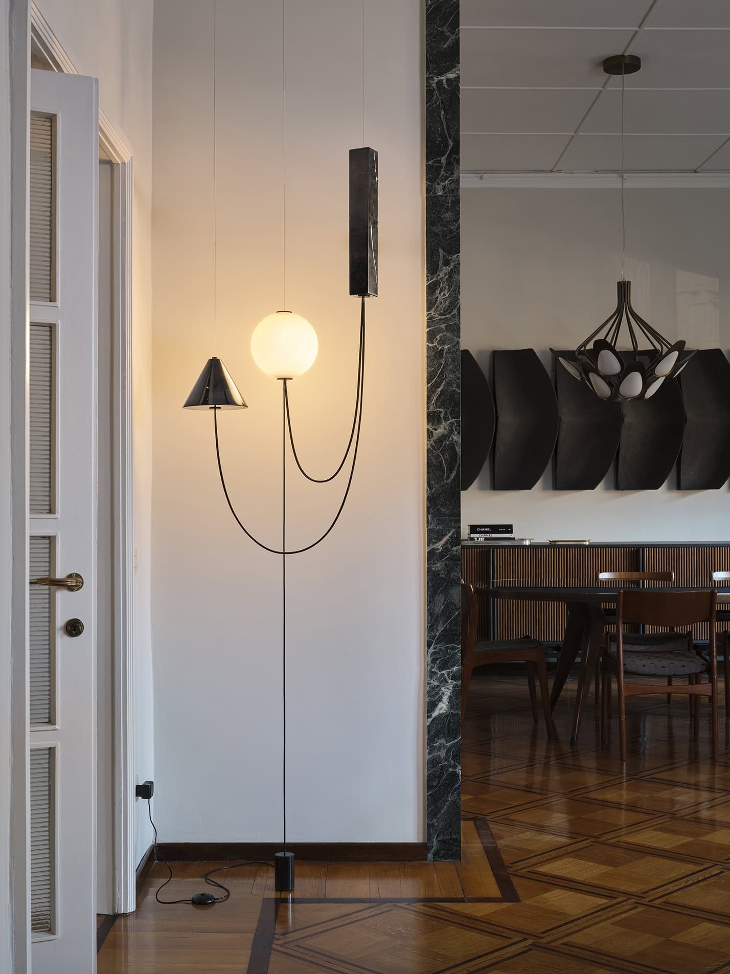 Lampada da parete moderna con tre luci in stile minimalista e materiali eleganti.